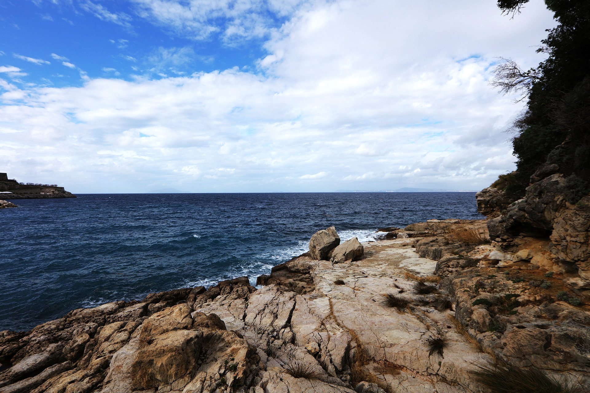 Private access to "Pignatella" Rocky Beach