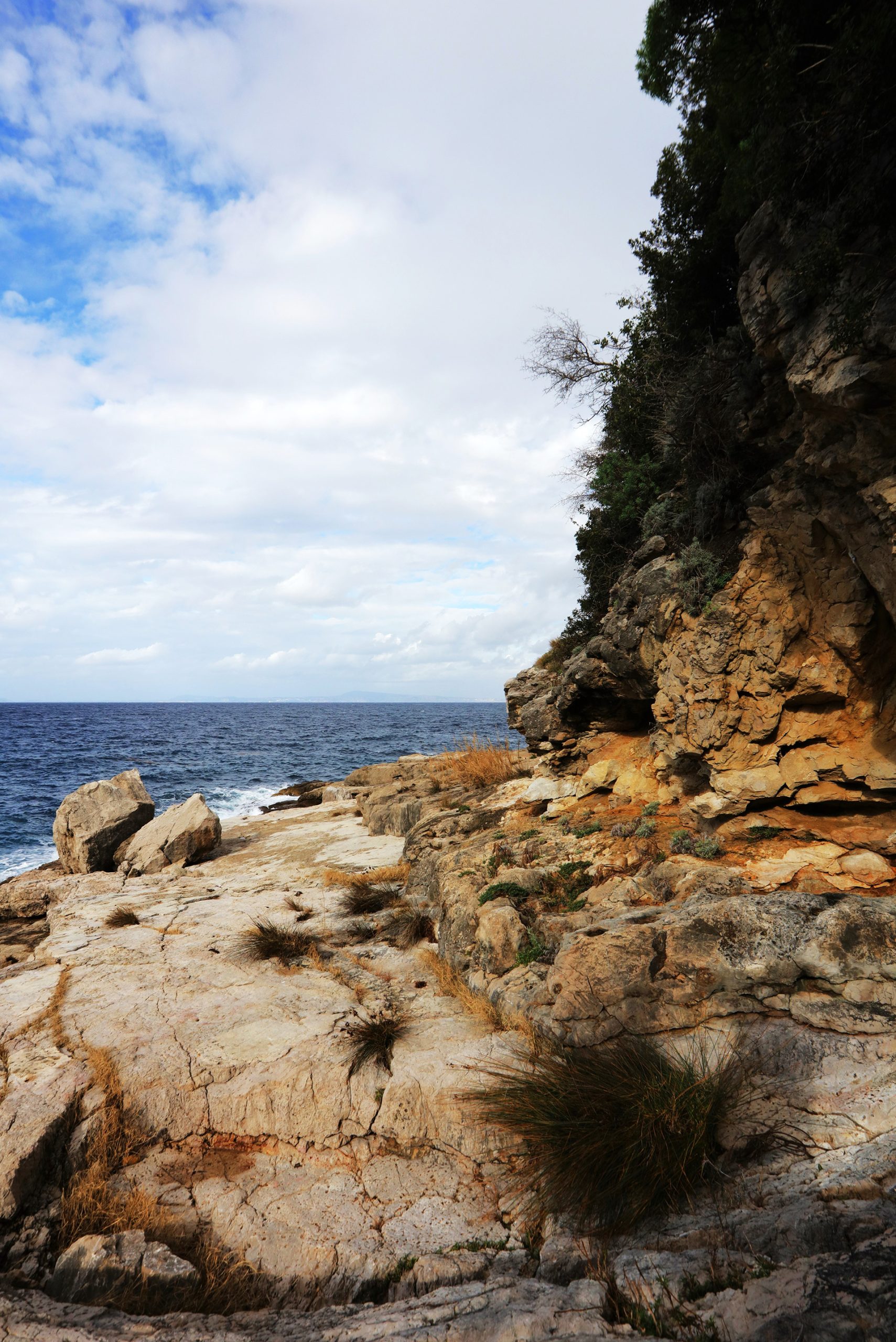 Private access to "Pignatella" Rocky Beach