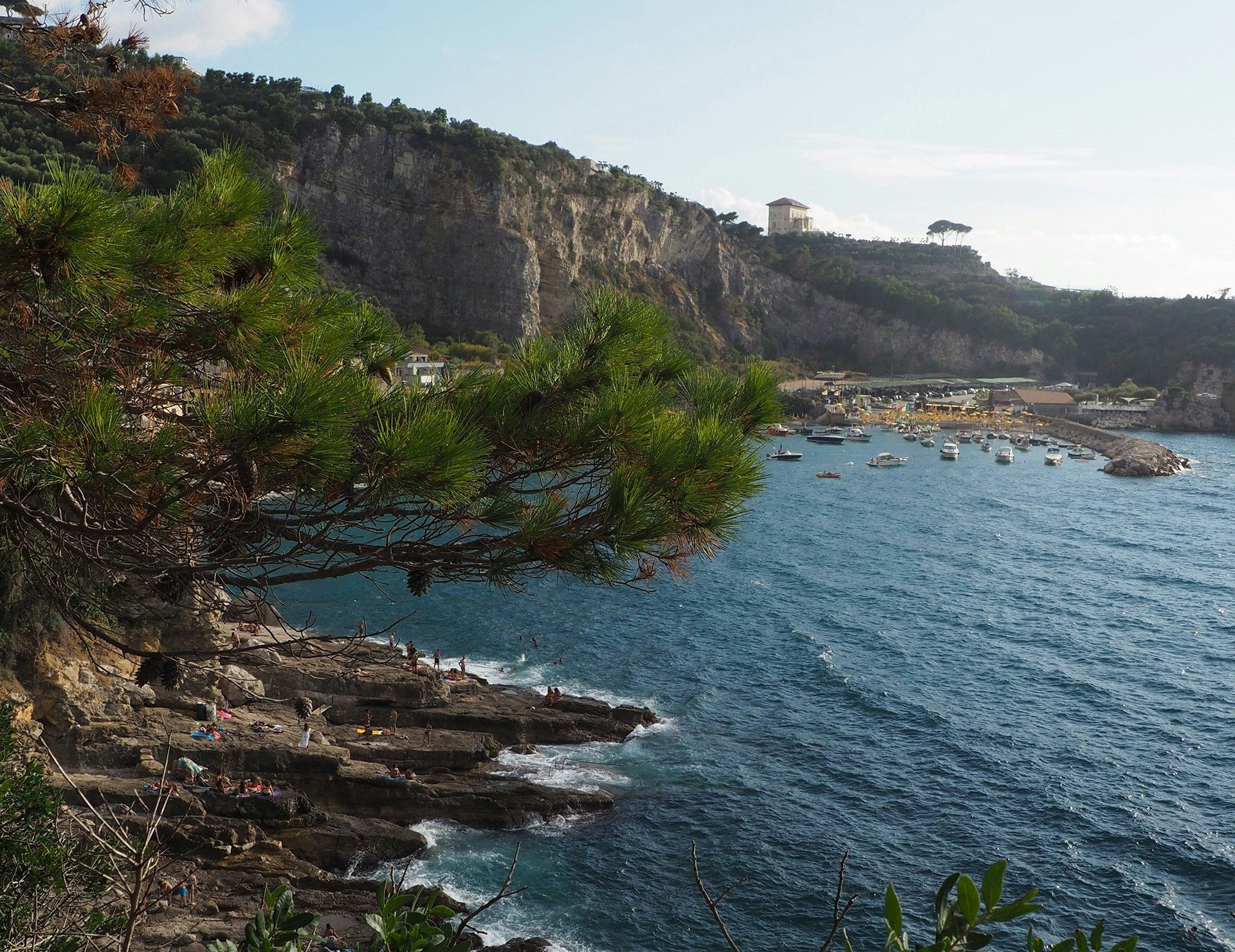 Private access to "Pignatella" Rocky Beach