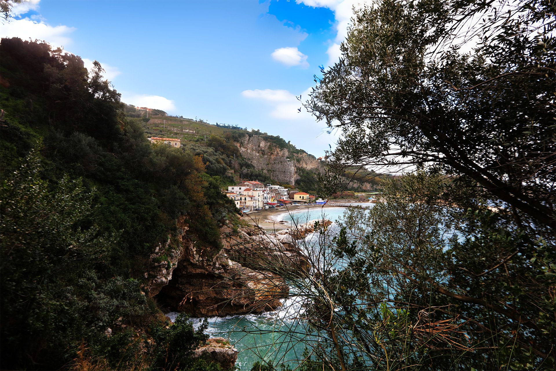 Private access to "Pignatella" Rocky Beach